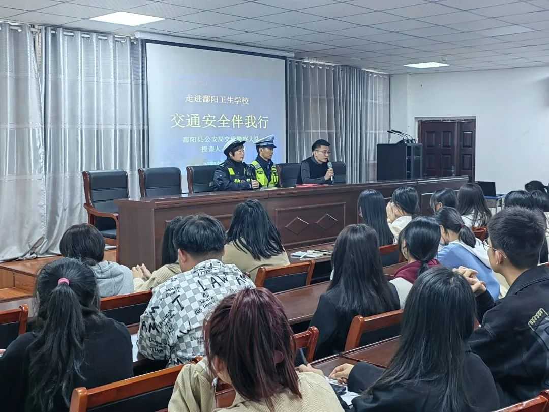 交警宣传进校园 交通安全“驻”心间