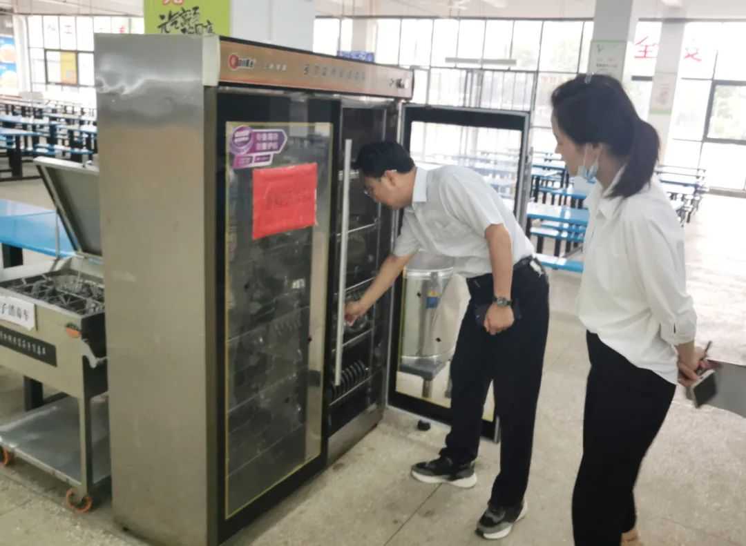 让餐饮卫生有保障 为学生健康保驾护航 | 校长张景辉深入学校食堂餐厅检查