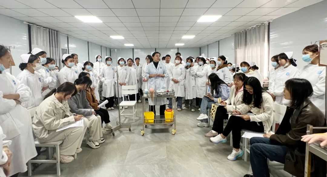 榜样引领勇争先 以人为鉴善作为 | 努力提高鄱阳卫校教育教学水平