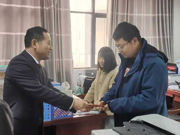 【新春送暖】鄱阳卫校党委书记汤丁山等校领导开展春节前走访慰问活动