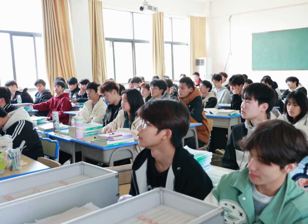 新时代巾帼劳模宣讲 | 巾帼劳模进校园 点亮学子匠心梦