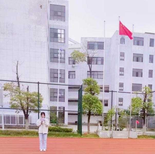 鄱阳卫校开展“珍爱生命 预防溺水”国旗下的主题宣讲