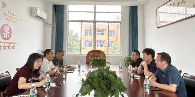 鄱阳卫校校长张景辉带队到田畈街中学、中心卫生院开展调研
