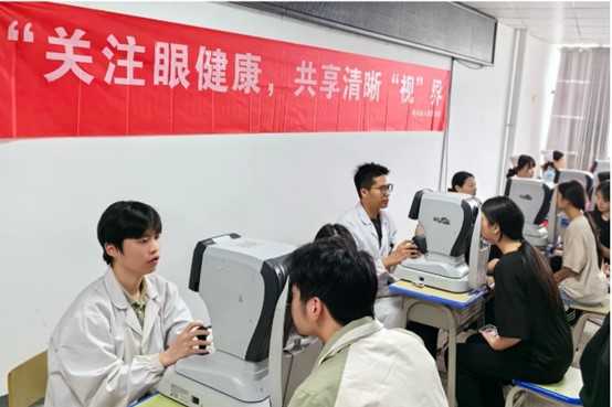 守护光明之窗 共筑健康“视”界 | 鄱阳卫校开展学生视力检测工作