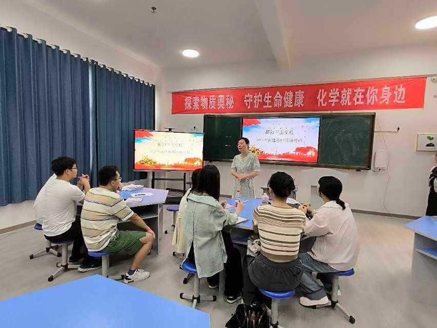 继往开来，教育传承 | 我校新进教师培训携手师徒结对，共绘教育薪火相传新画卷
