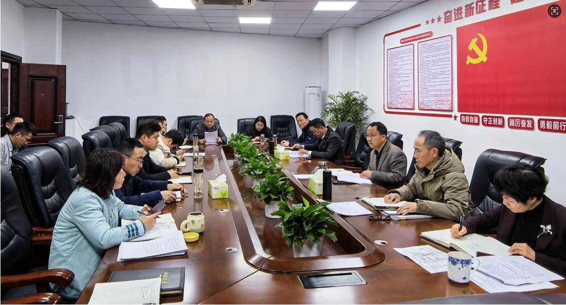 鄱阳卫校召开党委理论学习中心组（扩大）学习会传达学习全国两会精神