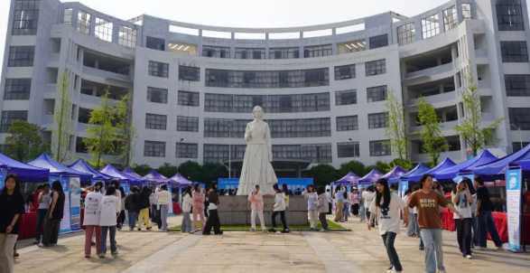 扬帆起航，筑梦“卫”来 | 鄱阳卫生学校举办2025届毕业生校园招聘会