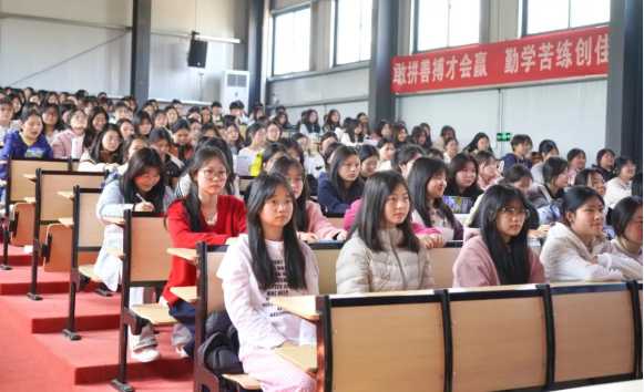 【爱我上饶 当好主人翁】心理赋能筑基石 职业规划启新程 | 鄱阳卫校开展就业指导服务系列活动